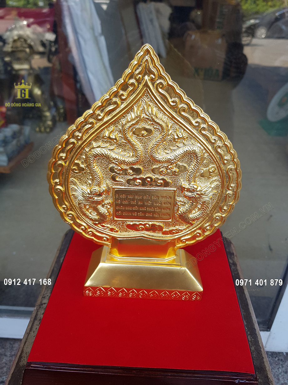 Từng họa tiết hoa văn tr&ecirc;n vật phẩm được chăm ch&uacute;t v&ocirc; c&ugrave;ng tỉ mỉ, gi&uacute;p đem lại vẻ đẹp h&agrave;i h&ograve;a cho vật phẩm